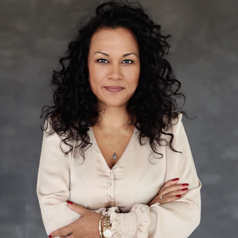 Lisa Enik Indrayani is Traumaseksuoloog, Vitaloog ® en Ademcoach voor 100BesteCoaches.